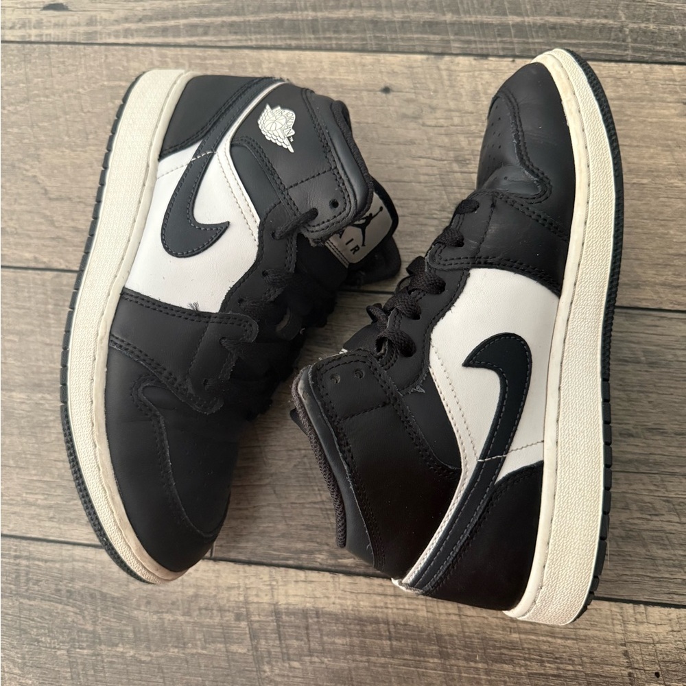 Air Jordan 1 Mid in black and white cream